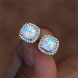 Elegantní náušnice z stříbra s kulatými bílými ohnivými opály